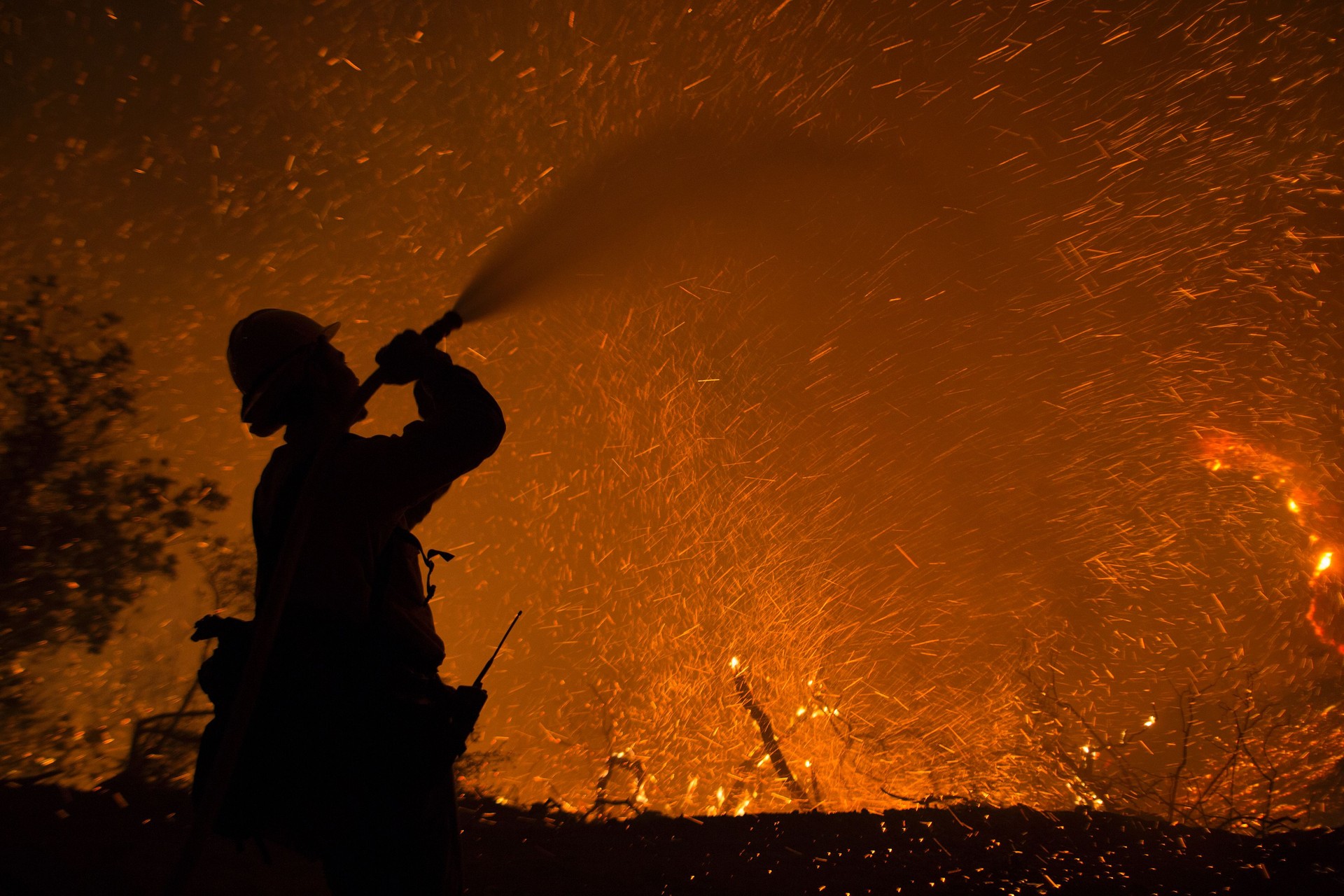 A fire. Великий огонь. Работник на большом огне. Фотограф фотографирует пожар. Картинки огонь в коляске.