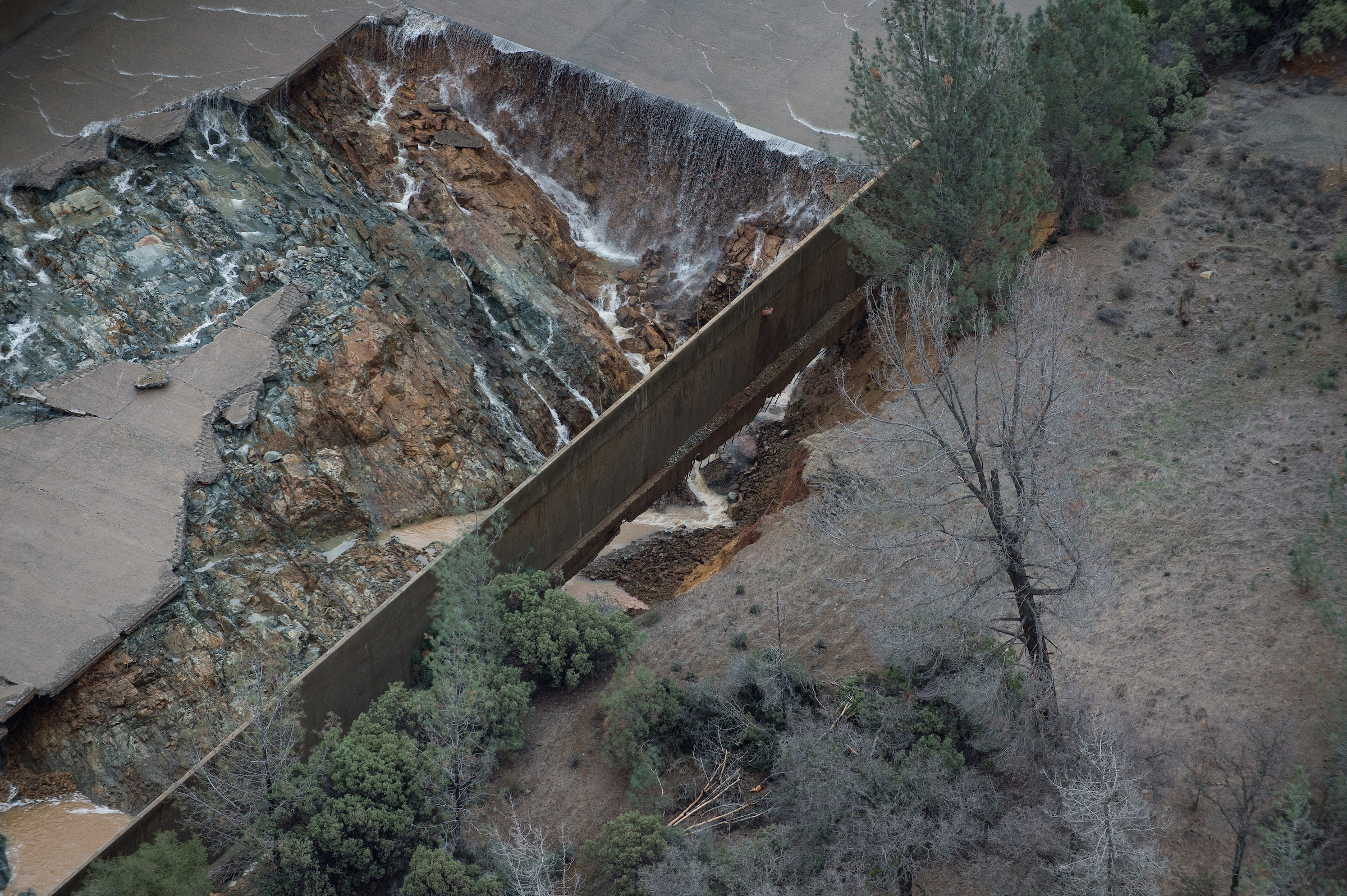 Разрушена плотина. Прорыв плотины Баньцяо. Оровилл (Калифорния). Прорыв плотины Киселевского водохранилища. Оровилл (Калифорния) 2023.
