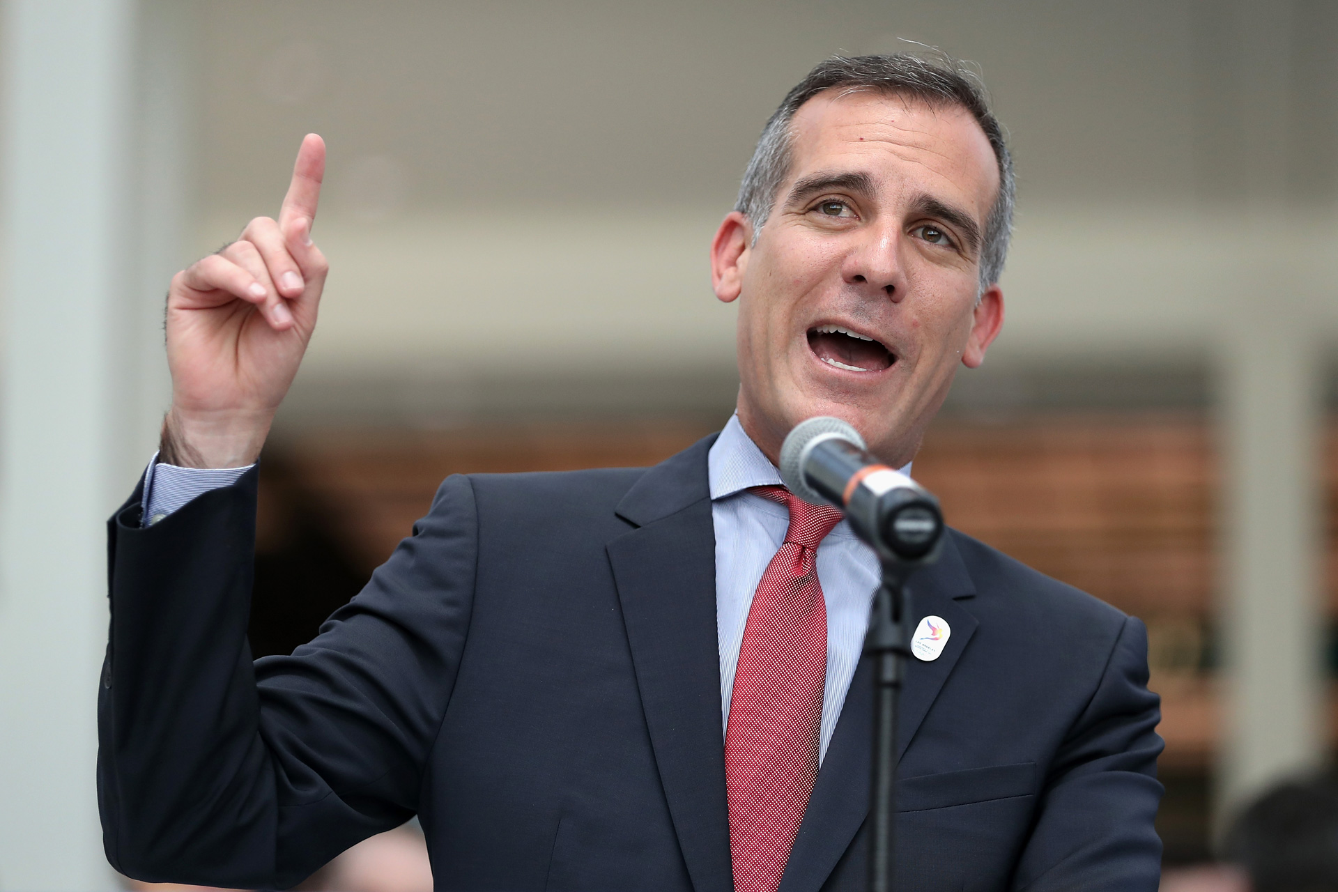 Мэр лос. Eric Garcetti. Мэр Лос Анджелеса. Байден смешной.