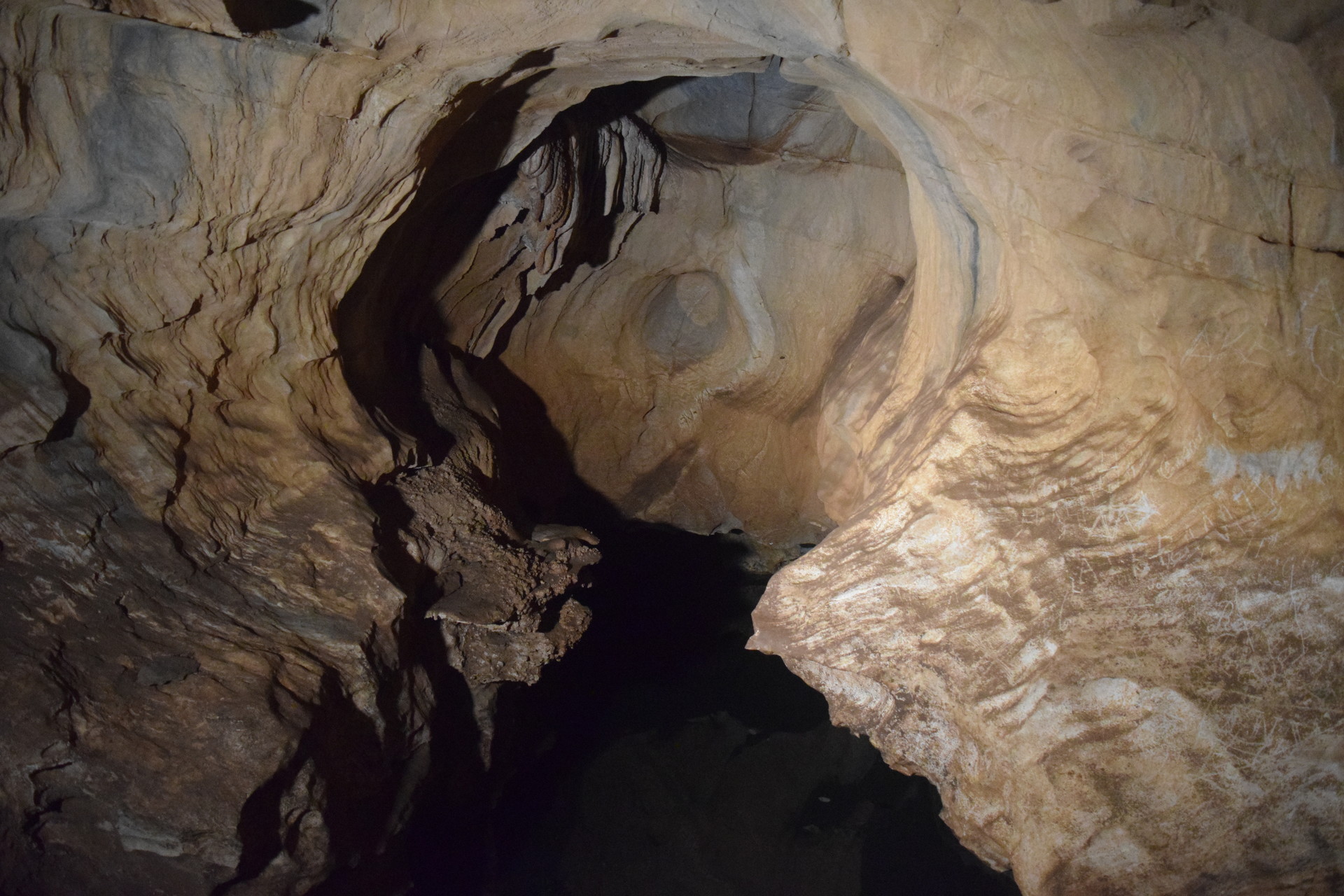 Underground lake. Подземные каверны. Cavern слой. Каверна от подземного взрыва.