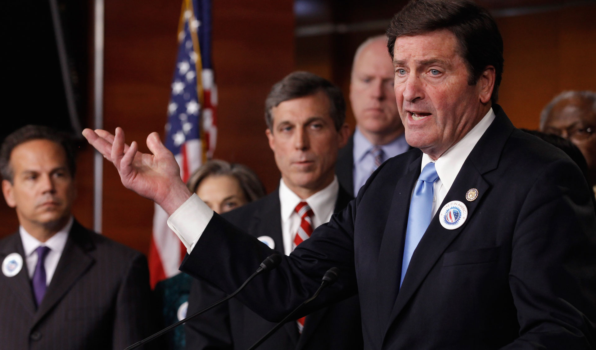 O deputado de North Bay, John Garamendi (à direita), na foto em 2011. Garamendi e dois outros congressistas da Califórnia querem clareza das autoridades federais de saúde após uma queixa de denunciante.