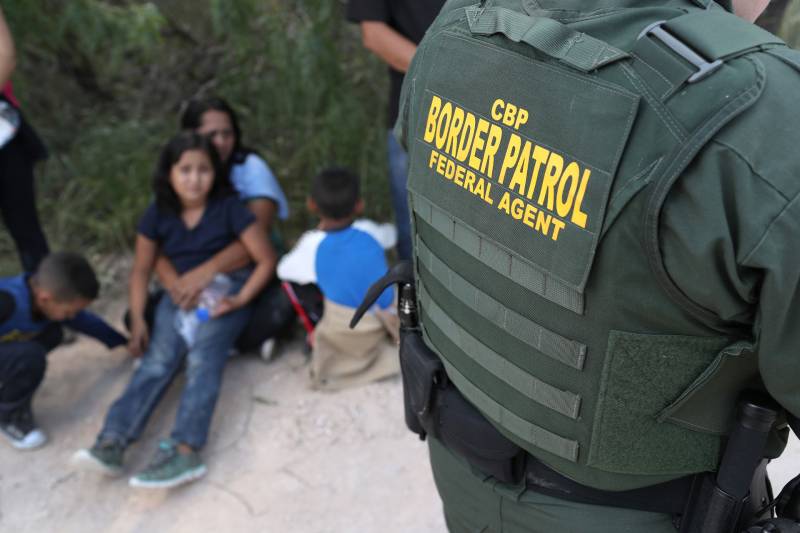 CBP agent detains migrants