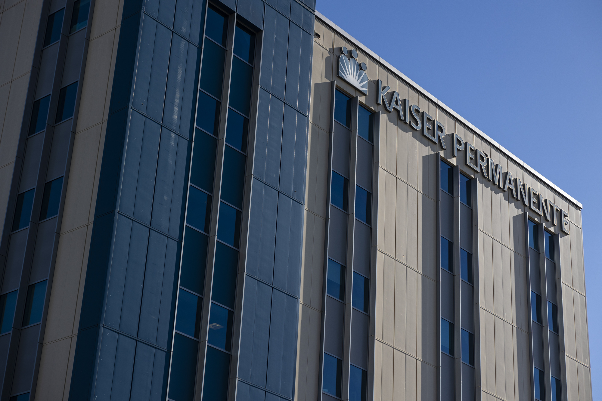 A large modern building with the words "Kaiser Permanente" across the top.