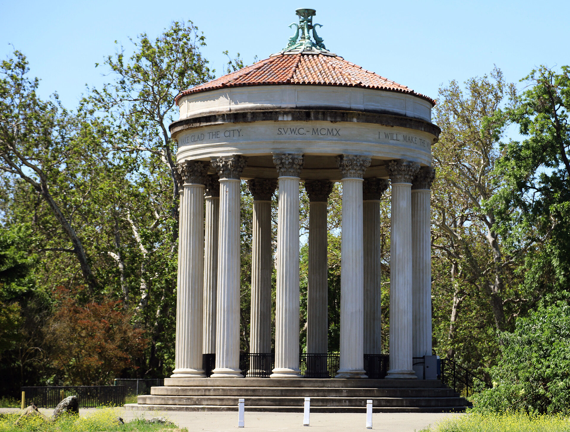 A round classical-looking structure with columns and a red roof take up the entire frame