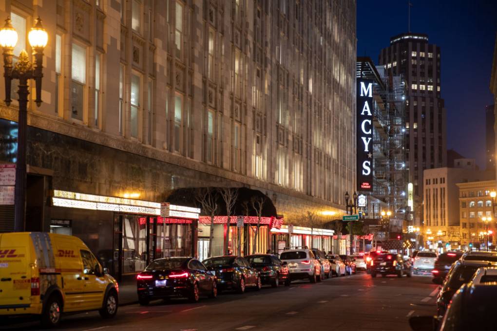 A nighttime shot of the vertical Macy's sign in San Francisco.