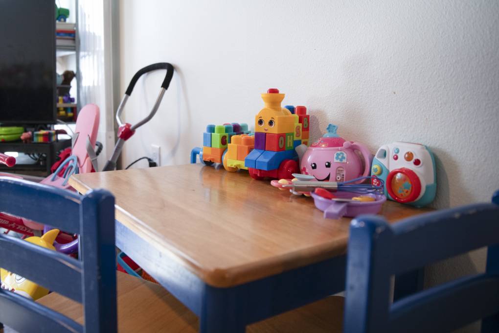 Una mesa y silla en el interior de un hogar.