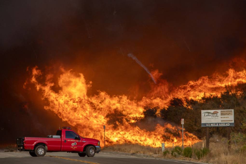 Fire Crews Battle to Contain Huge New Blaze North of Los Angeles