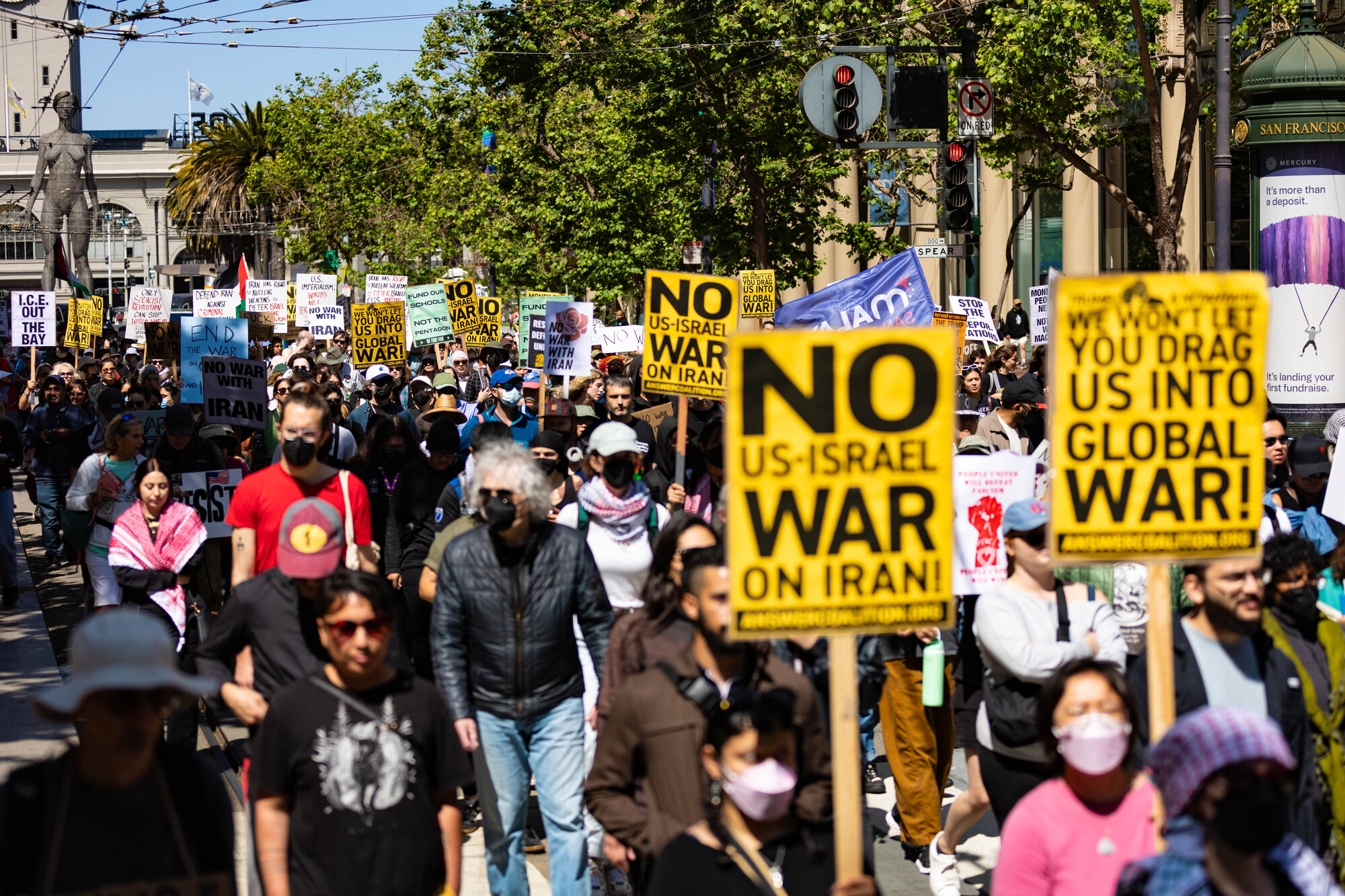 Os manifestantes anti-guerra condenam greves nos EUA no Irã porquê ilegais