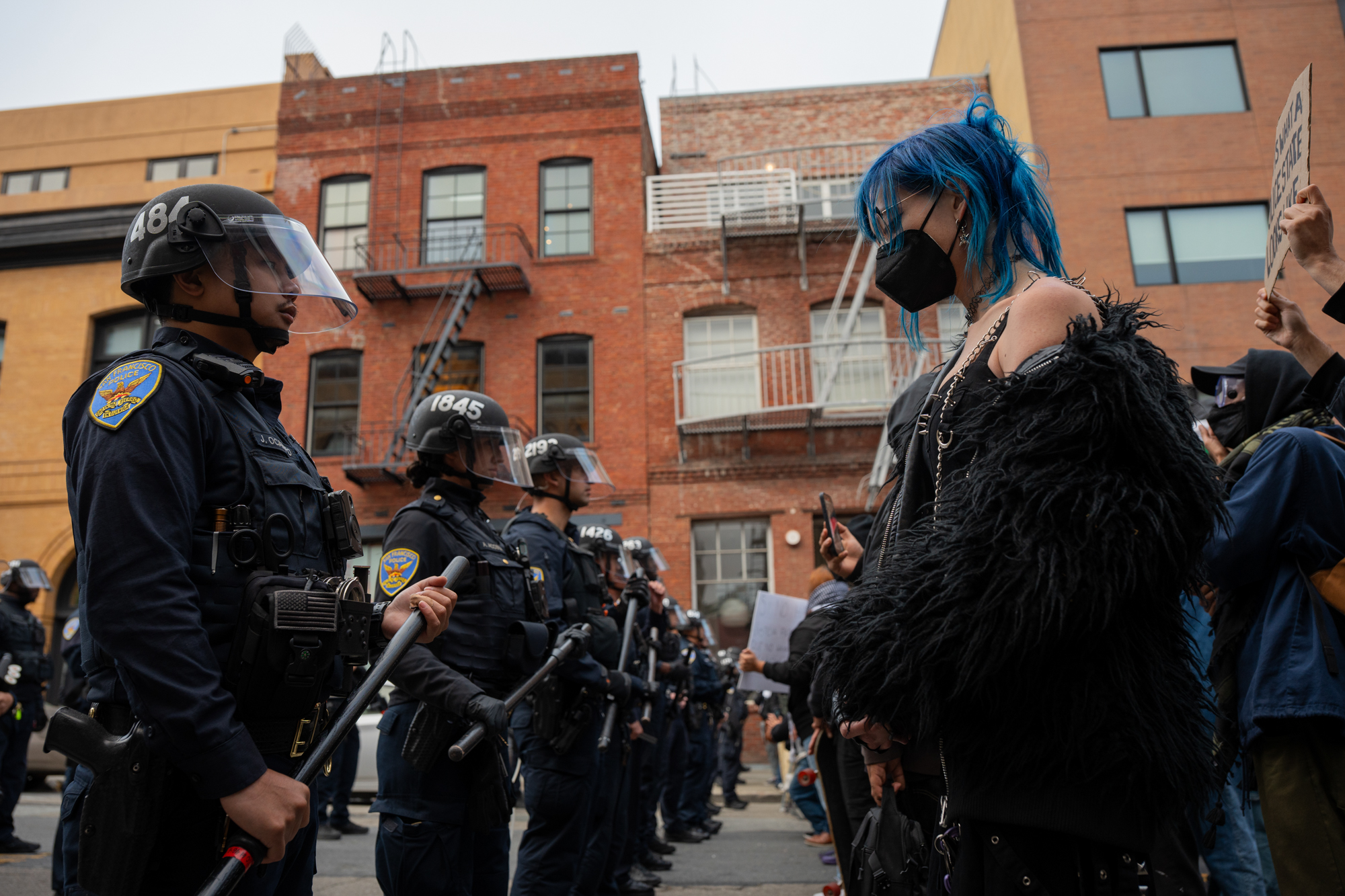 A resposta de protesto do SFPD levanta preocupações da liberdade de prelo antes da marcha anti-Trump