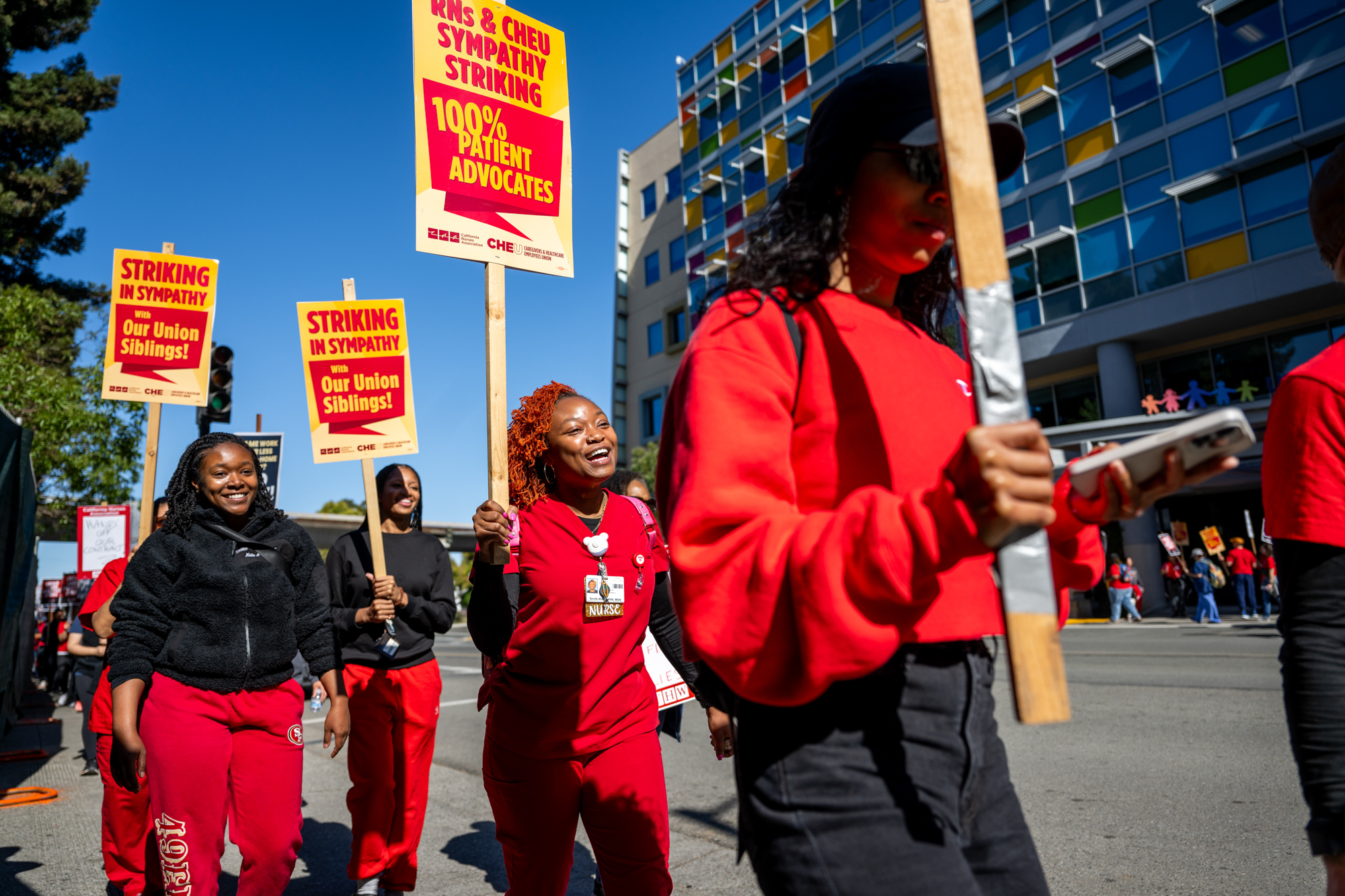 Profissionais de saúde no Hospital Infantil Oakland terminam em greve de quase duas semanas