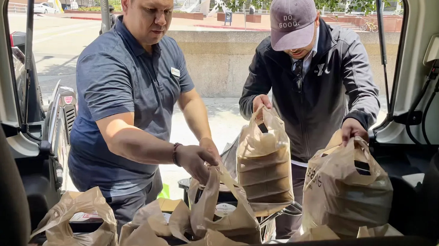 A ajuda sem fins lucrativos ajuda as famílias com pavor de deixar suas casas com entregas de comida