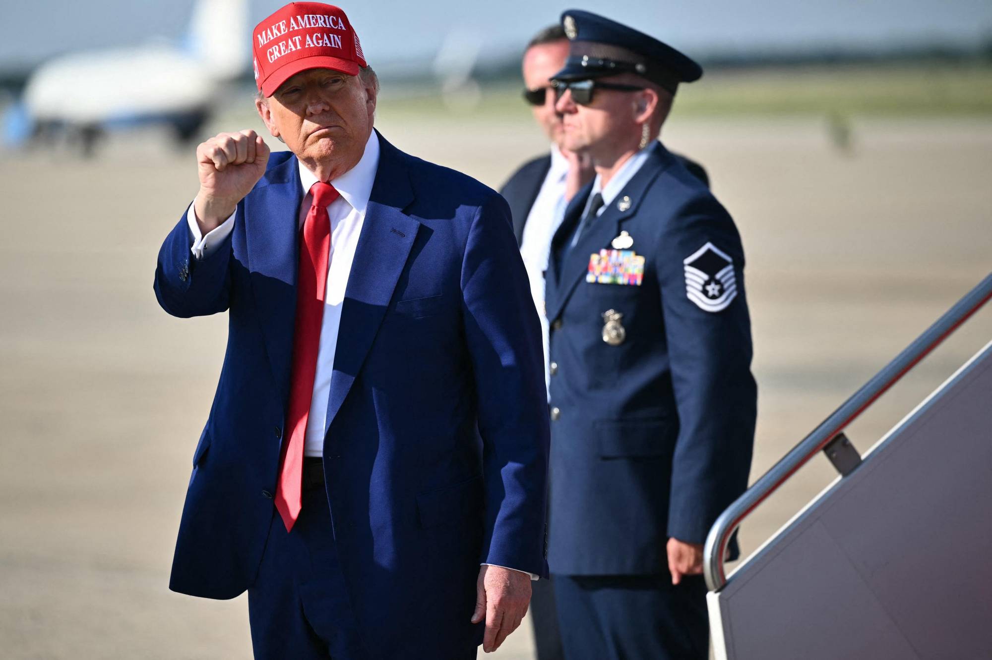 EUA completam ataques nos locais nucleares do Irã, diz Trump