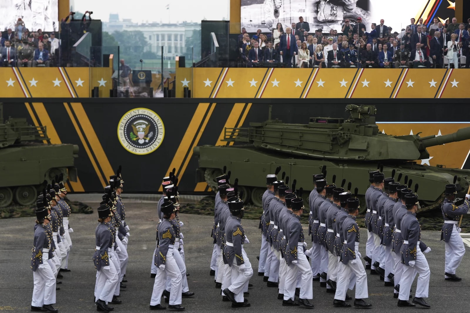 Tanques, viadutos e protestos: o Tropa comemora seu 250º ano, Trump comemora seu 79º