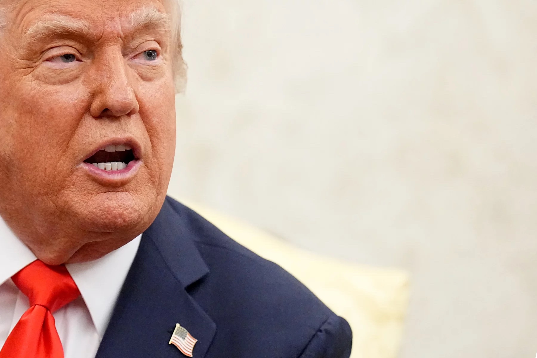 Trump ameaço trinchar contratos de almíscar, pois a disputa rapidamente aumenta