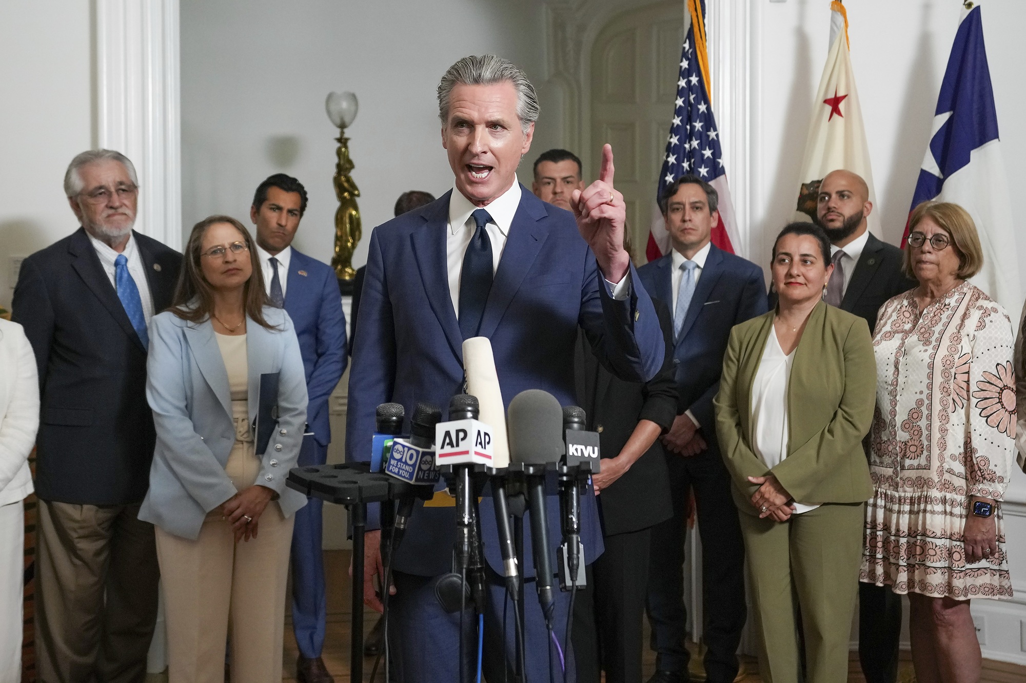 California Democrats Back Newsom Plan to Redraw Congressional Maps for 2026