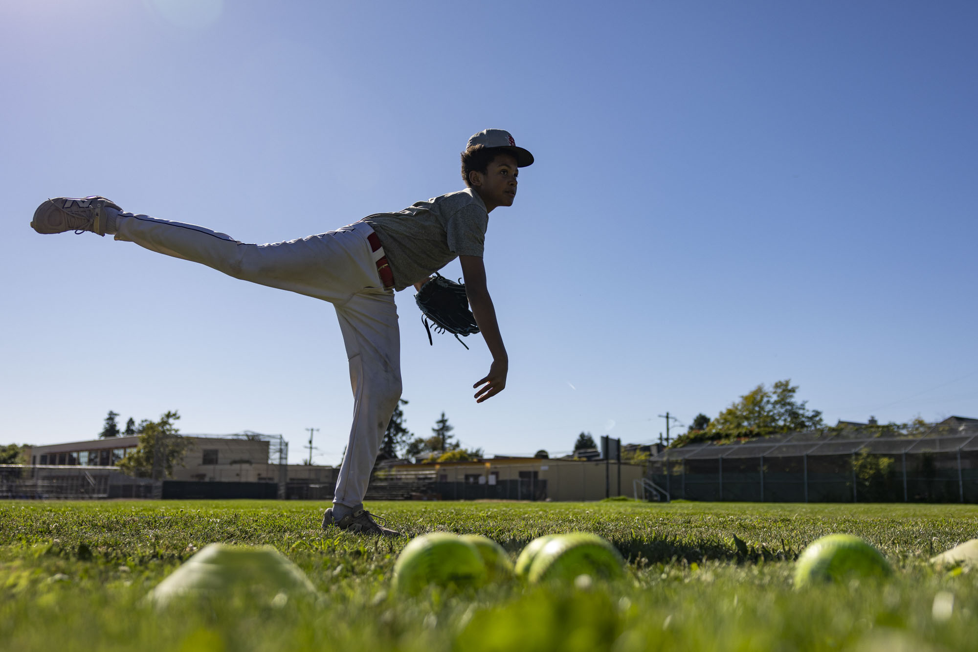 ¿Es su hijo quizás un prodigio del béisbol? Eso costará miles de dólares | KQED