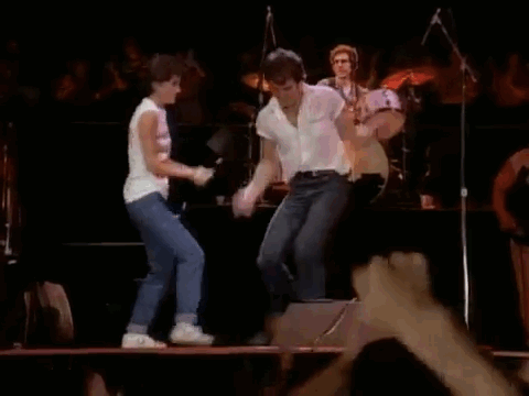 Springsteen dancing in the dark. Брюс спрингстин в 80. брюс спрингстин и кортни кокс. кортни кокс в клипе брюса спрингстина. bruce springsteen dancing in the dark.