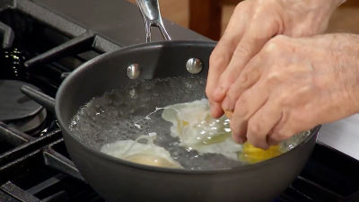 Jacques Pépin Teaches You How To Properly Poach An Egg