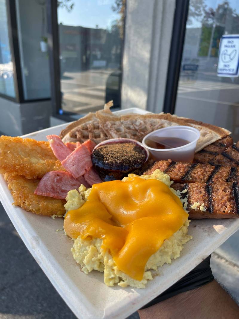 Malibu’s Burgers Thinks Vegans Deserve a Classic Diner Breakfast Too | KQED