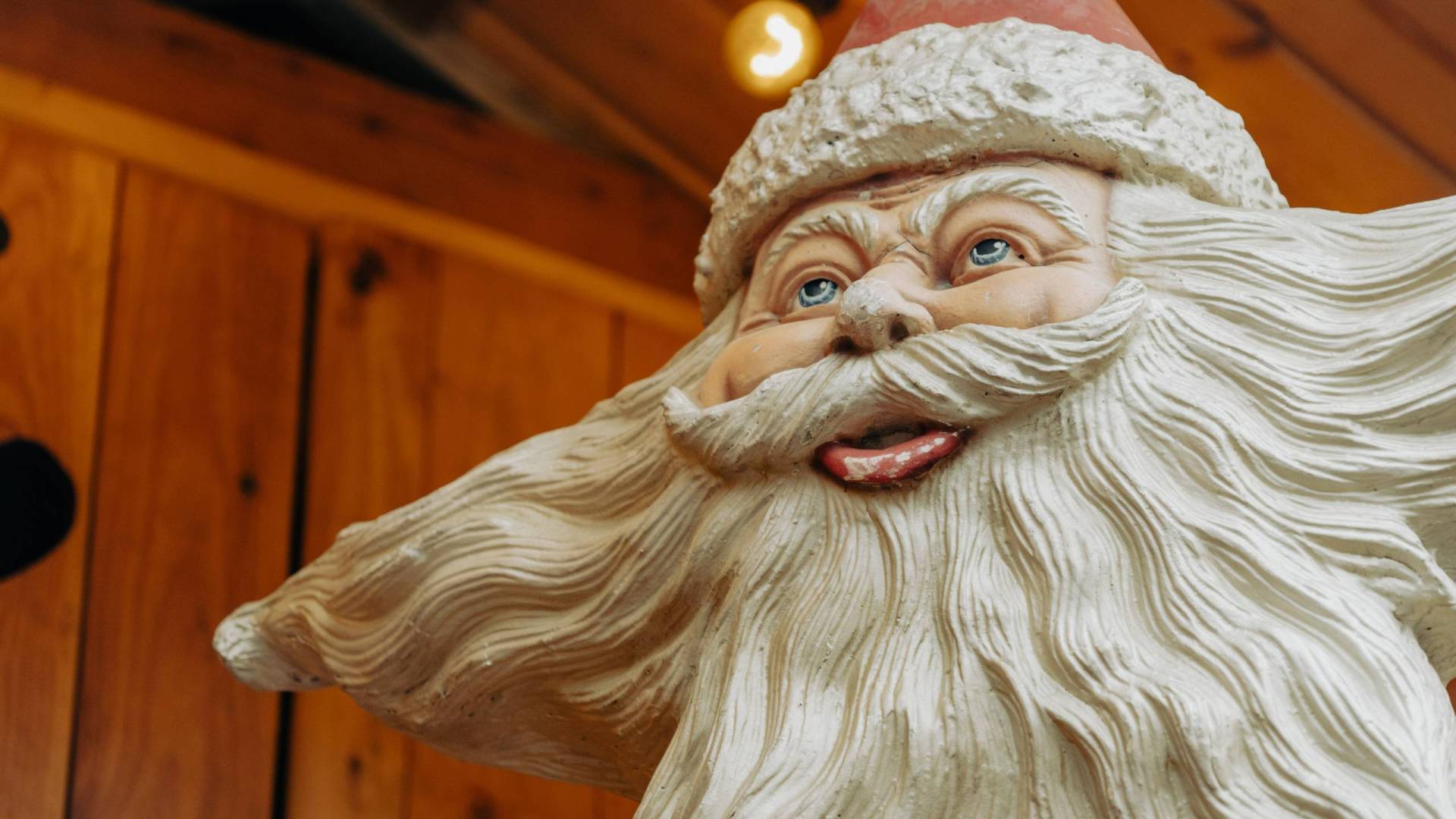 A Santa Claus statue viewed from the neck up.