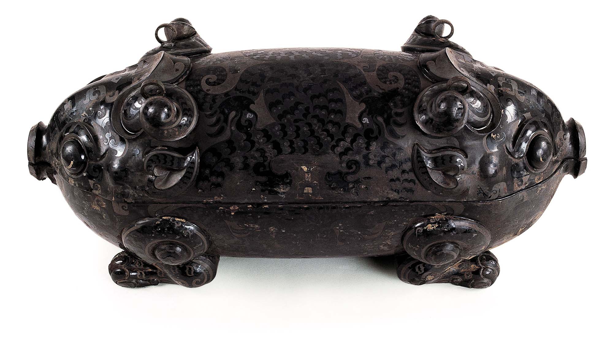 Lidded box in the shape of conjoined pigs, made of laquered wood.