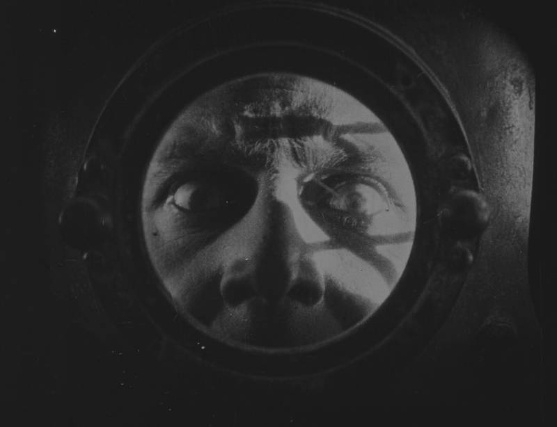 face through round portal underwater scuba mask