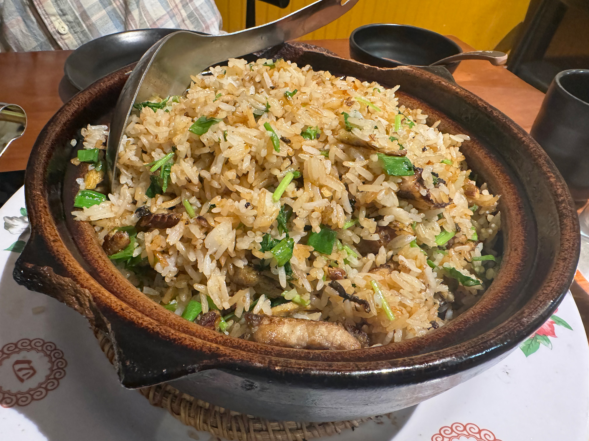 Cooked rice in a claypot.