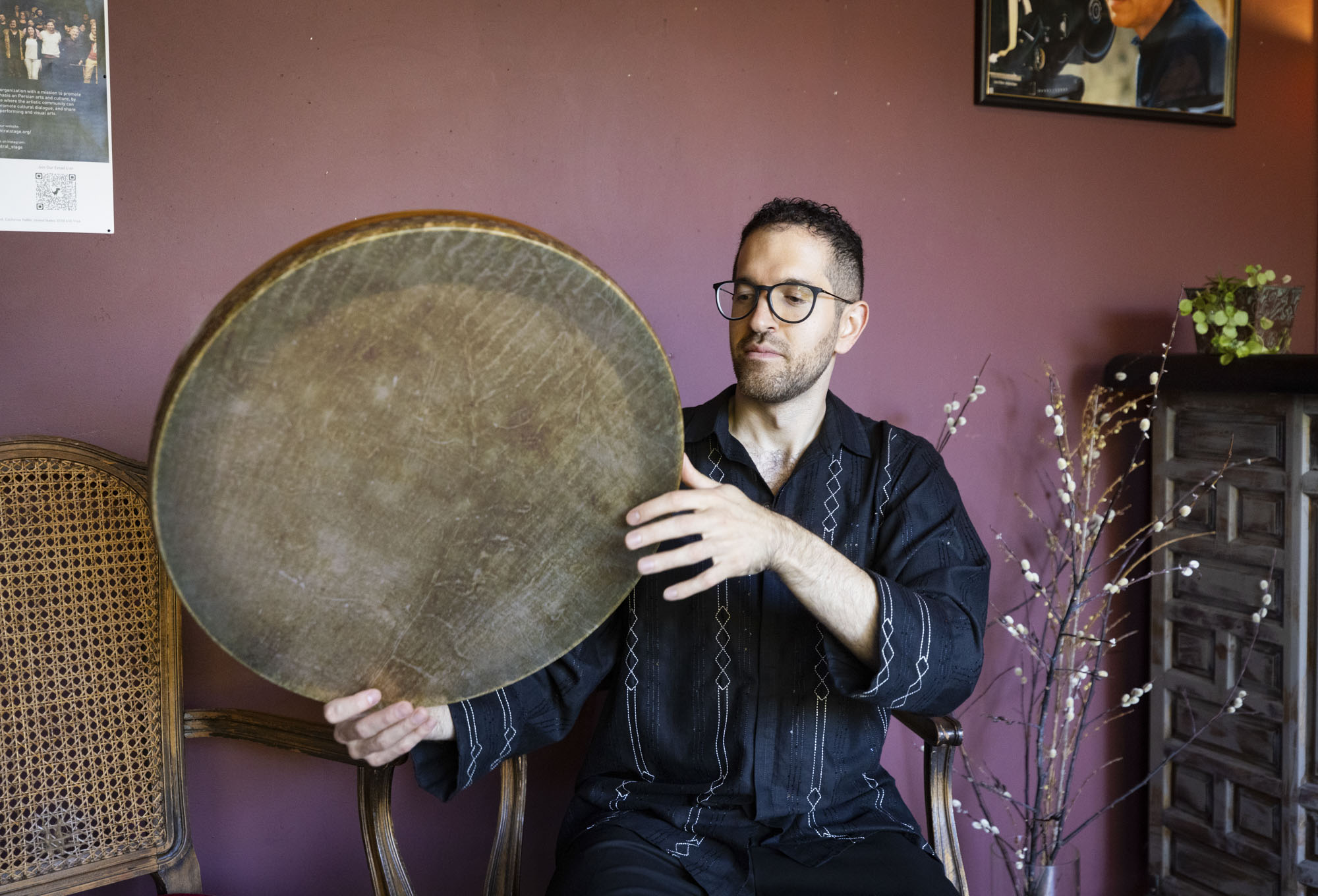 Man shows off a traditional Iranian percussion instrument.
