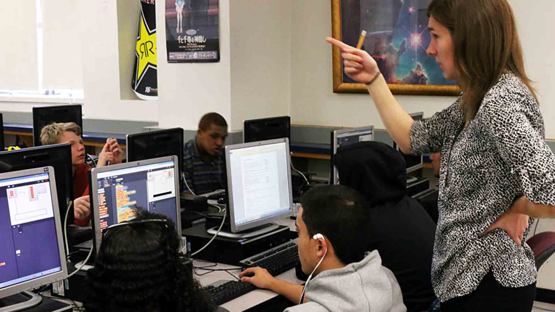 Онлайн обучение в старших классов. Ребенок за компьютером. Информатика япония. Мастер класс компьютер. Учитель и компьютер.