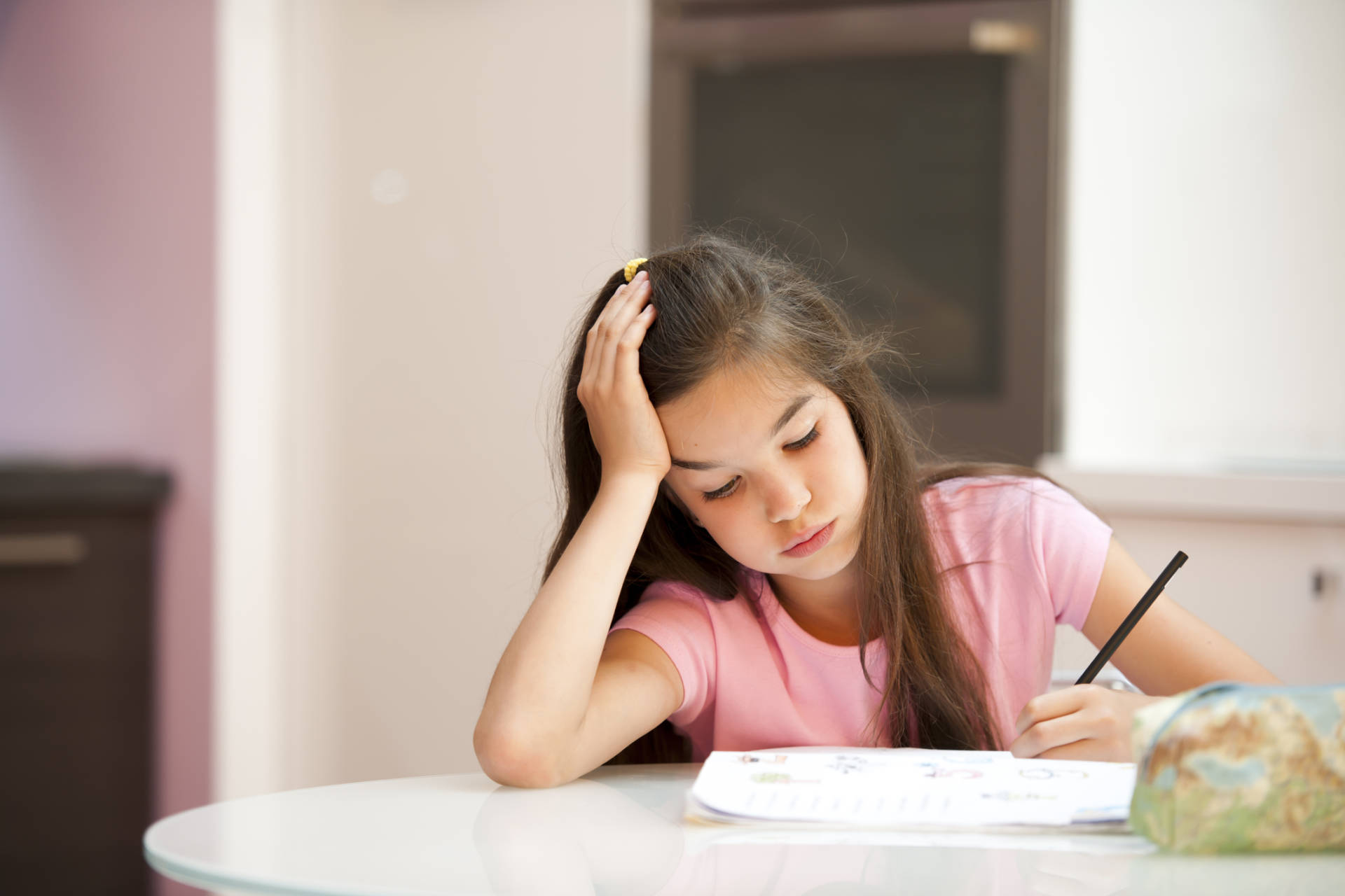 She does homework. Девочка учится. Девочка ученик. Девушка учится. Картинка девушка учится.