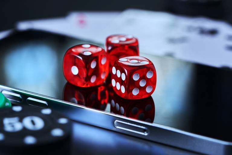 Betting with Friends: How Community-Based Gambling Transforms Your Game Night