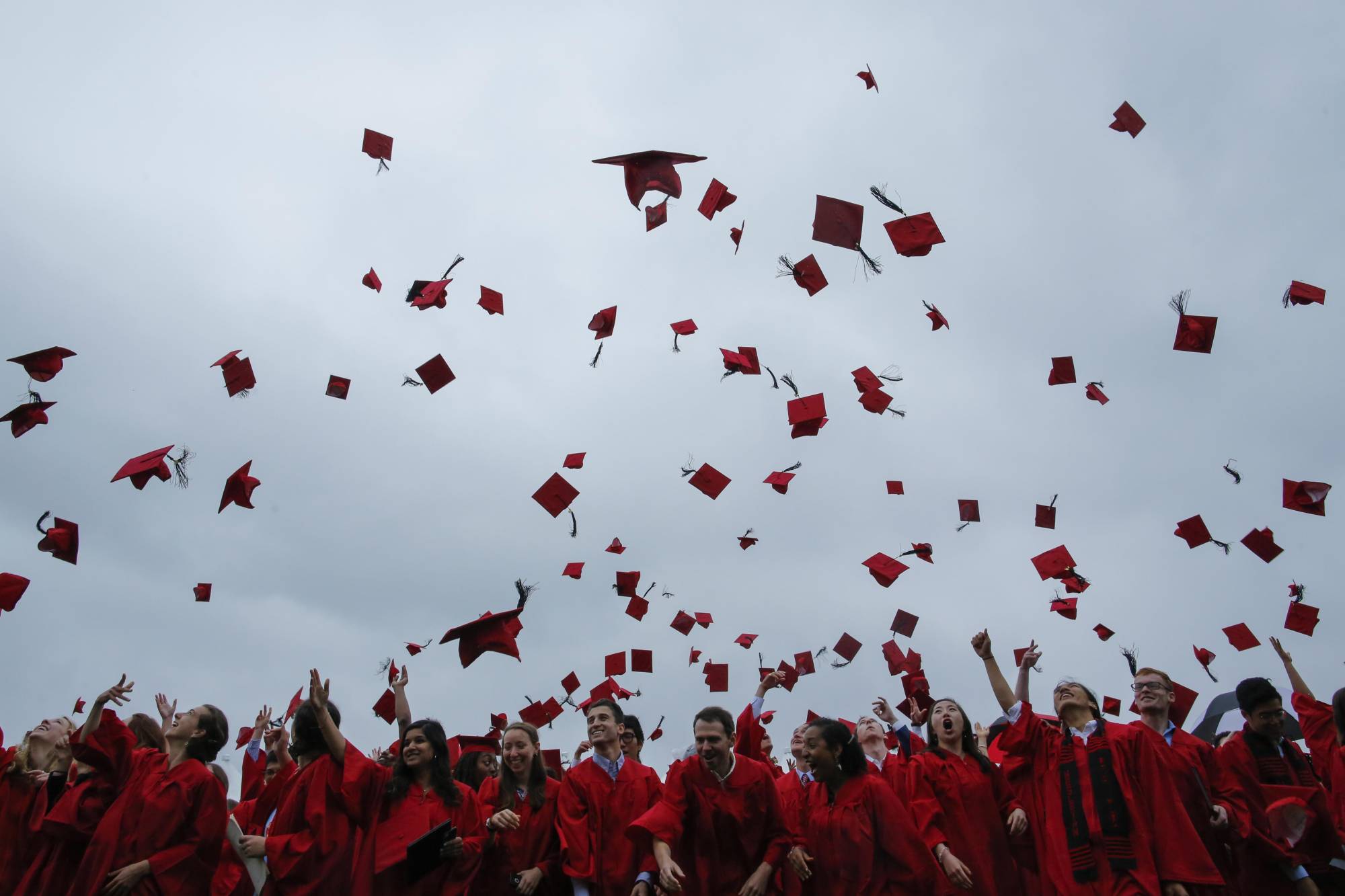 هل تحدّ حدود القروض الطلابية الجديدة فعليًا من ارتفاع الرسوم الجامعية؟ خبراء الاقتصاد يُجيبون