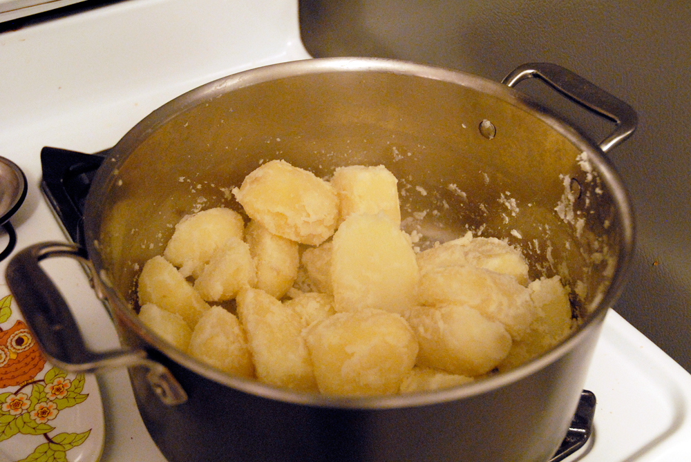 Картошка варится в кипящей воде. Печеная картошка с наполнителем. Картофель кусочками в кипящем масле. Зажарка из картошки. Безопасная подача кусочков картошки.