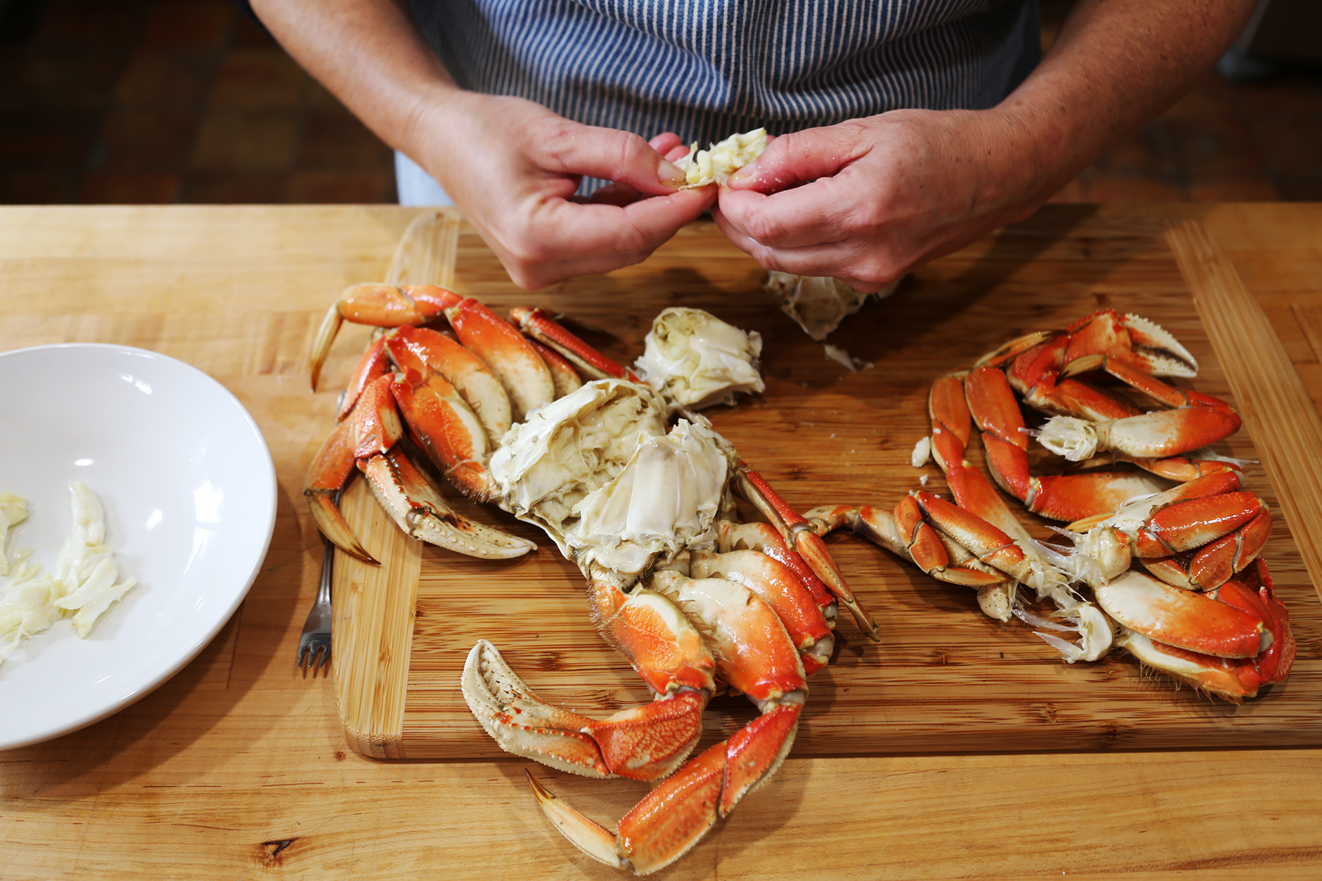 Ели крабов. Приготовление краба. Кафе Crab meat. Фаланги Камчатского краба на гриле. Аланта краб.