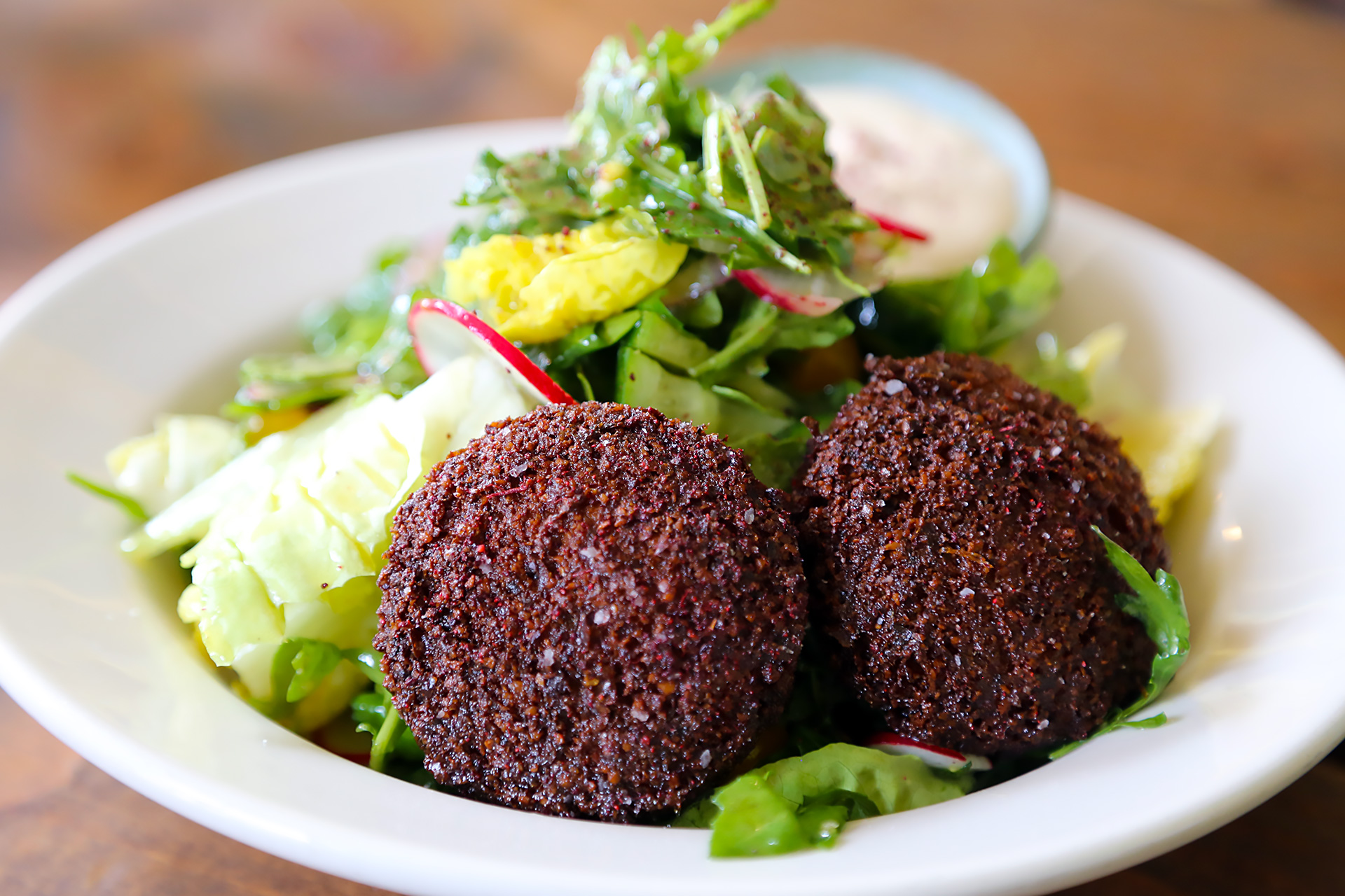 Фалафель что это. Falafel Salad. Фалафель Иордания. Фалафель из свеклы. Фалафель VEGAFOOD 270г зам.