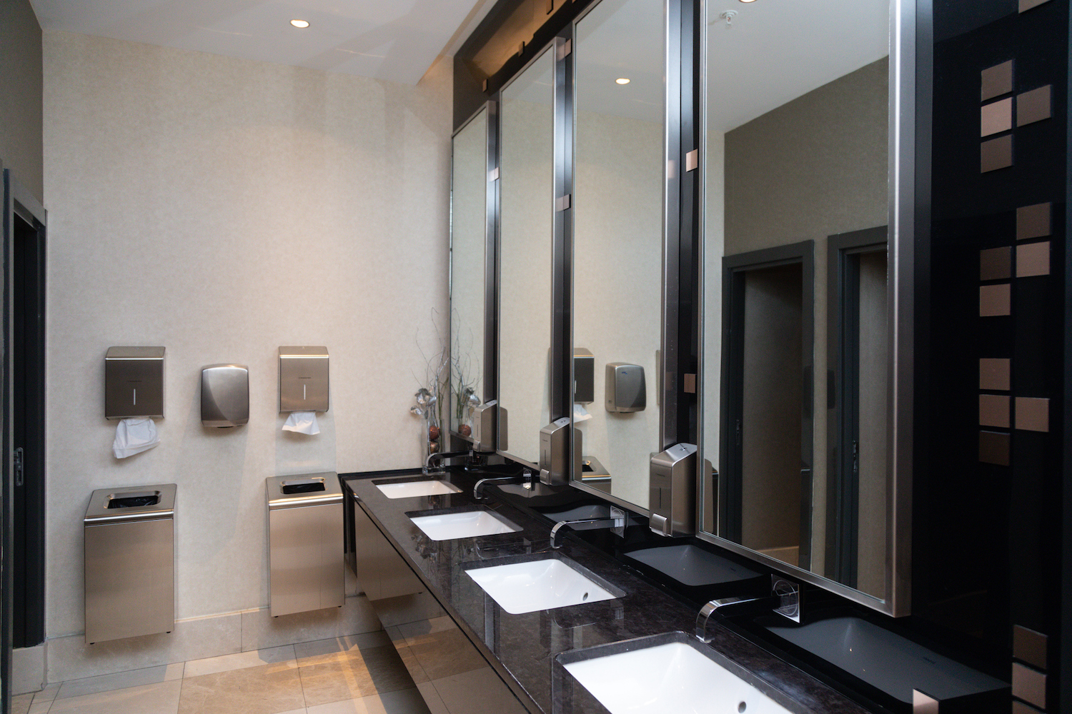 Туалет в цуме. +Гранит +Prada ванная санузел Bathroom restroom -столешница -Countertops. Public restroom basin. Public Toilet basin tap.