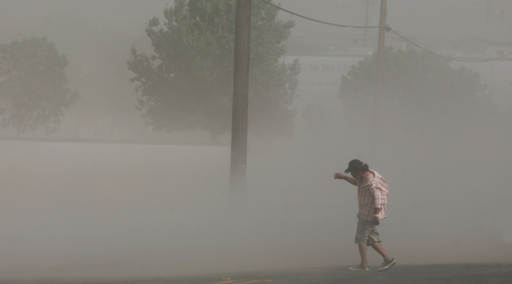 Dust storm. (Craig Kohlruss: FresnoBee)